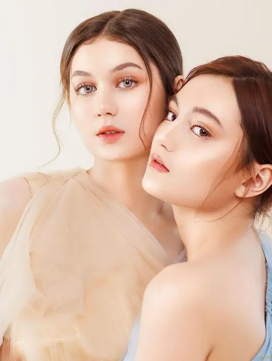 Makin kompak, keduanya juga tampak menguncir rambutnya dengan menyisakan sedikit poni di depan. (Instagram/fdphotography90).