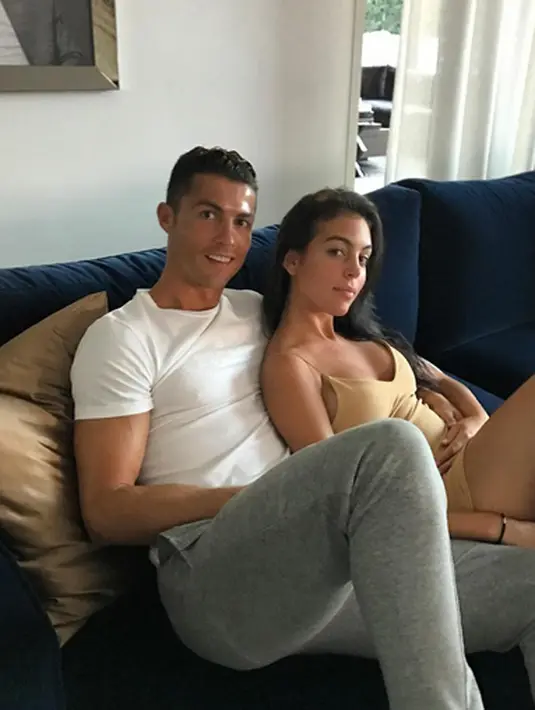 Ketika anak kembarnya lahir, Cristiano pun mengungkapkan kesenangannya juga serta pembelajaran yang ia terima menjadi ayah dan mengurus buah hatinya tersebut. (Instagram/cristiano)