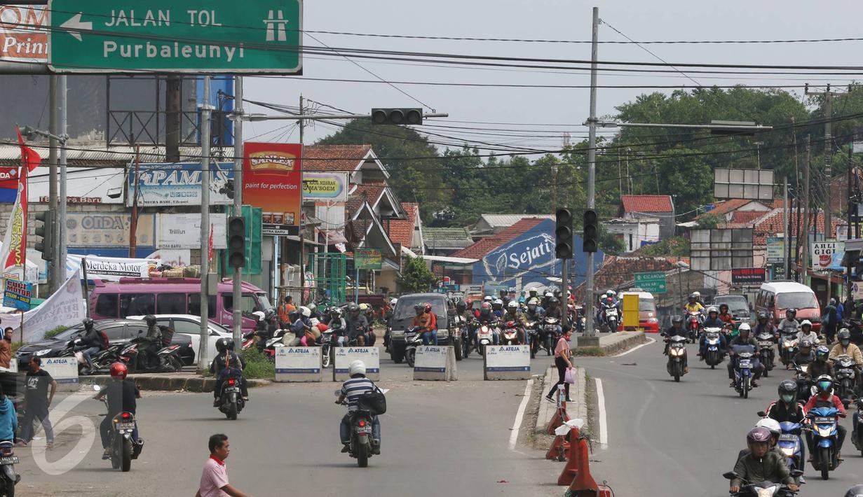 Arus lalu lintas di pertigaan Jatinangor, Sumedang, Jawa Barat, Sabtu (2/7). Mengatasi kepadatan kendaraan pemudik, petugas melakukan sistem pengalihan arus dengan menutup jalur dari arah Sumedang menuju Bandung Kota (Liputan6.com/Immanuel Antonius)