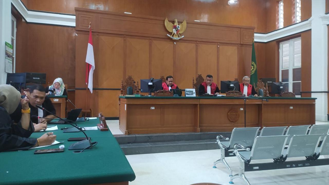 Selain dihukum penjara, adik Mentan Syahrul Yasin Limpo  ini juga didenda Rp200 juta subsider 6 bulan kurungan.<br>