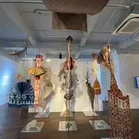Cita Tenun Indonesia membuka tahun 2024 dengan suguhan instalasi penuh makna. Bekerja sama dengan D Gallerie CTI menggelar acara pameran seni yang apik. [ Foto dok: Fimela.com ]