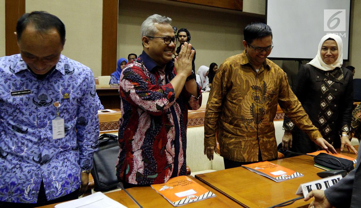Ketua KPU Arief Budiman (kedua kiri) usai mengikuti rapat dengan Komisi II DPR di Kompleks Parlemen, Senayan, Jakarta, Senin (21/5). (Liputan6.com/JohanTallo)