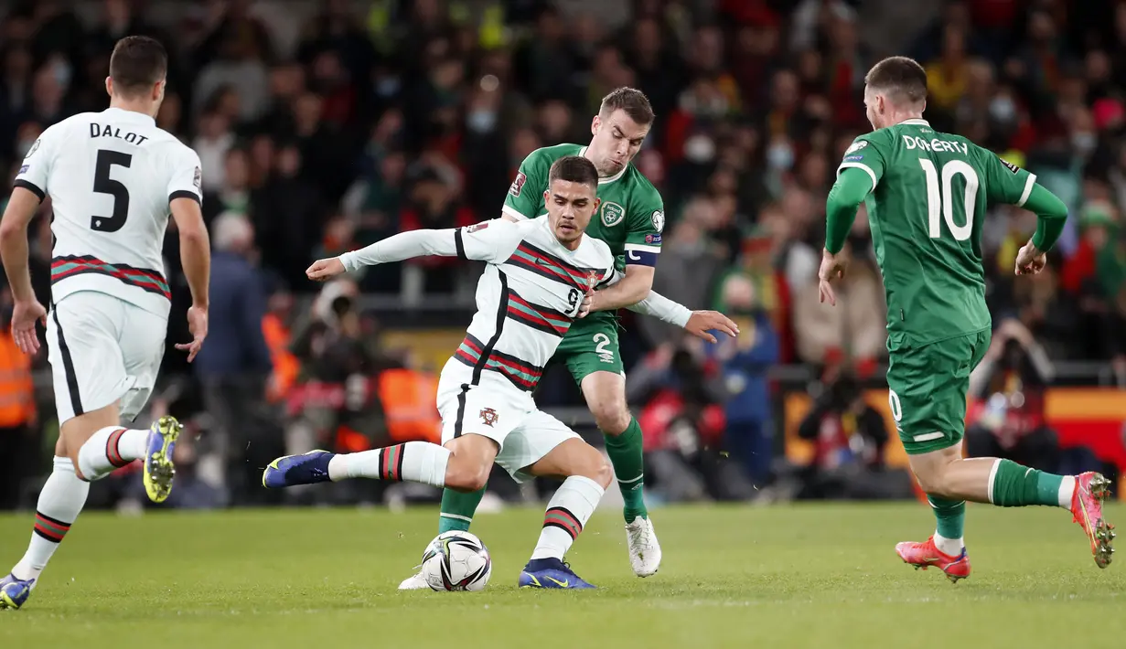 Peluang emas Portugal terjadi pada menit ke-12. Andre Silva (tengah kanan) berusaha melepaskan tendangan dari sudut sempit yang mengarah ke gawang Republik Irlandia. Namun, bola tembakannya masih dapat dihalau oleh kiper Gavin Bazunu. (AP/Peter Morrison)