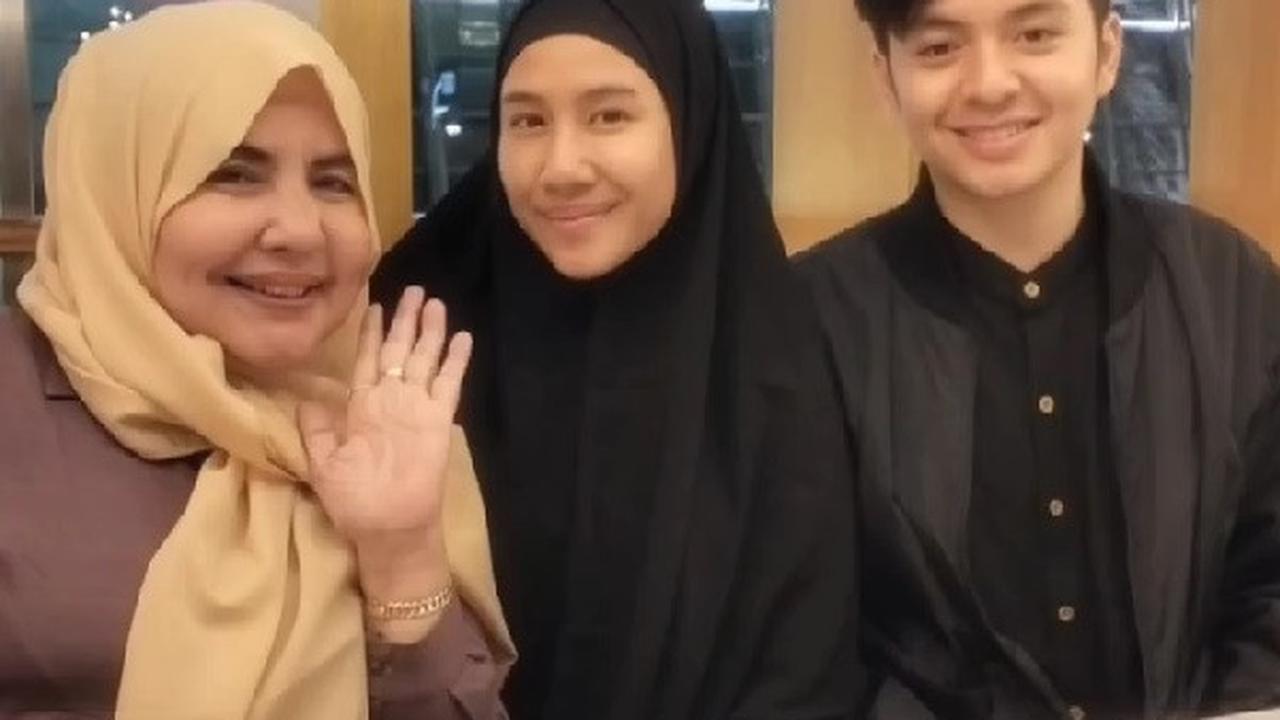 4 Potret Shenina Cinnamon Jalani Umrah Perdana Bersama Suami, Pakai Busana Syar'i Dan Tampil Tanpa Makeup
