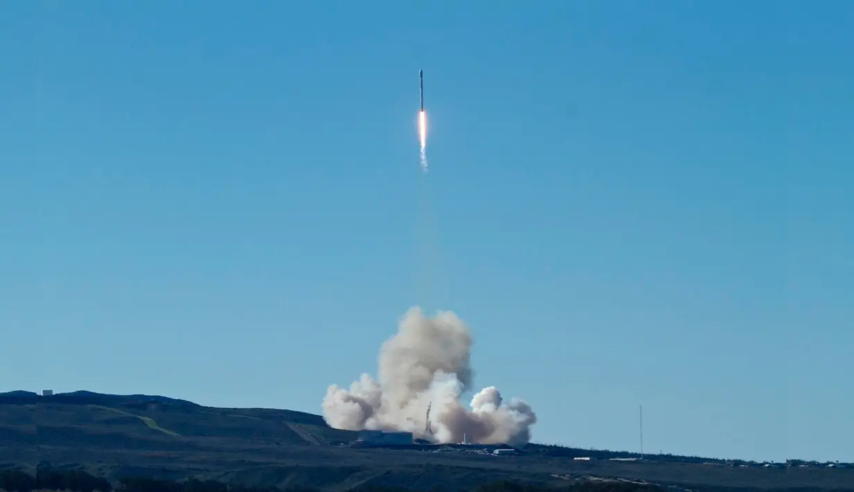 Setelah sukses menerbangkan Roket Falcon 9, SpaceX berencana menyelesaikan meluncurkan 27 roket sepanjang tahun ini California, Sabtu (14/1) (AP Photo)