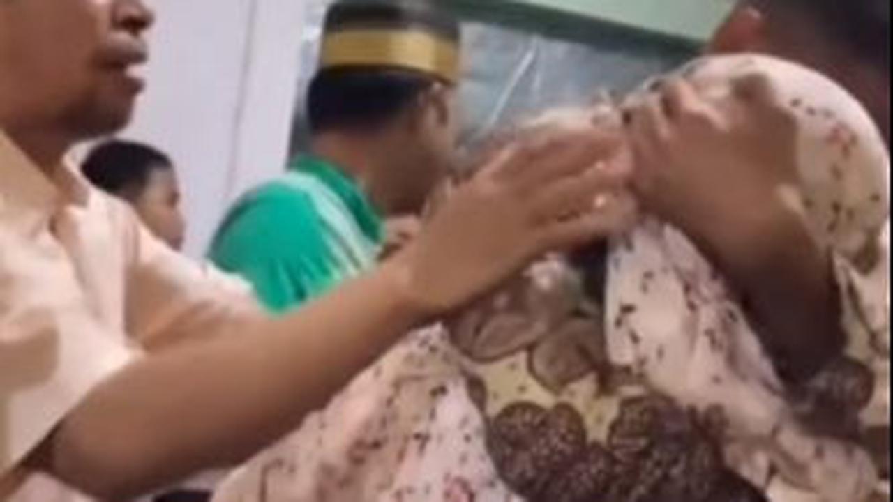 Menangis Pilu Peluk Ibunda