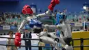 Robot-robot bertanding dalam olah raga tinju saat upacara pembukaan World Humanoid Robot Games di Beijing, Sabtu, 22 Agustus 2026. (Foto AP/Achmad Ibrahim)