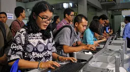 Sejumlah pencari kerja mengisi lamaran pekerjaan di salah satu perusahaan saat berlangsungnya pembukaan UI Job Fair 2015 di Balairung Universitas Indonesia, Depok, Jumat (24/4/2015). (Liputan6.com/Yoppy Renato)