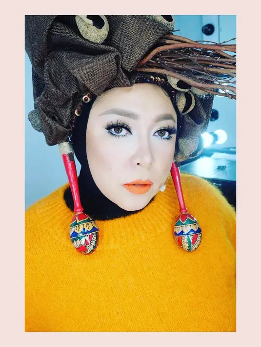Kalau yang satu ini semakin unik bentuk headpiece yang dikenakan Melly. Kali ini buah kluwak menjadi paduan untuk hiasan di kepala Melly. (Instagram/melly_goeslaw)