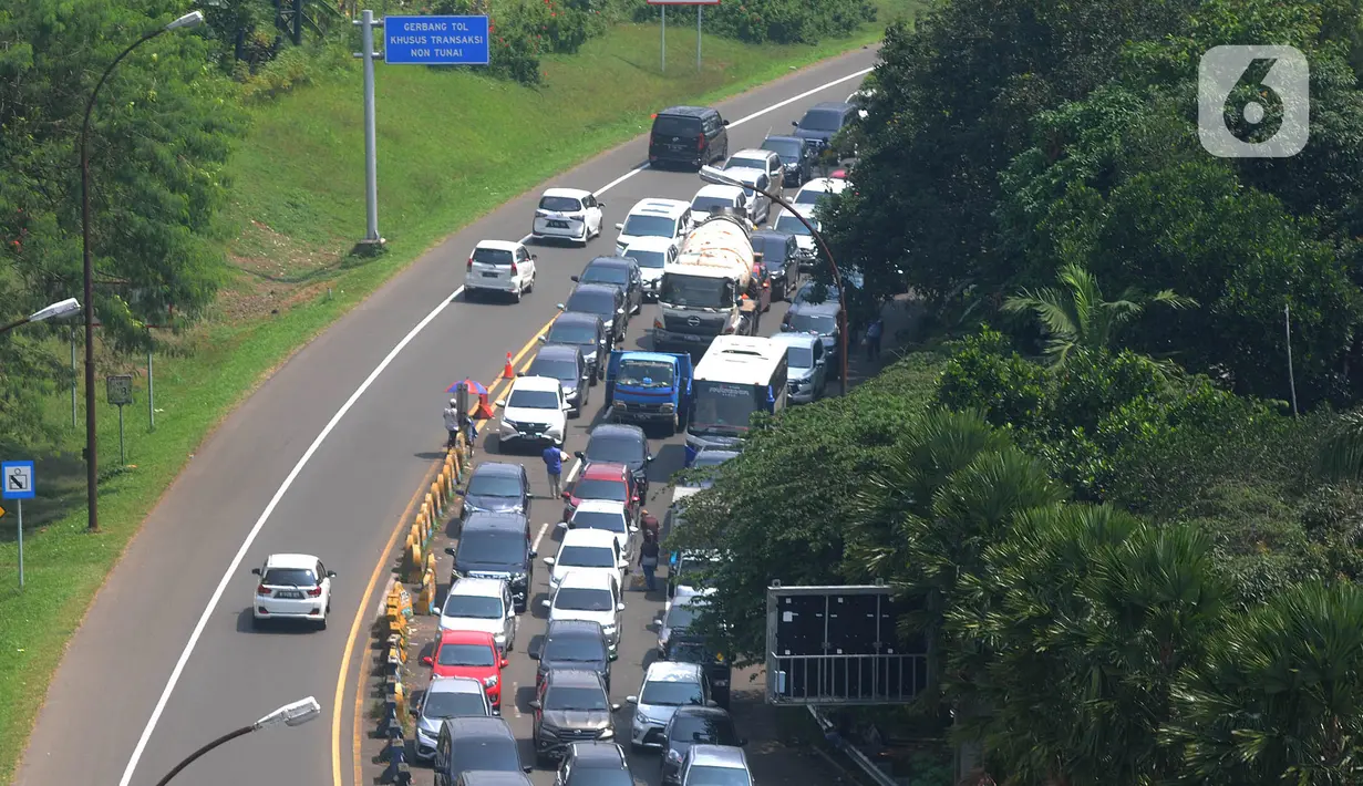 Kendaraan antre memadati kawasan Puncak di Simpang Gadog, Ciawi, Bogor, Kamis (20/5/2021). Walaupun libur lebaran sudah berlalu, kawasan Puncak dan sekitarnya masih dipadati wiasatawan. (merdeka.com/Arie Basuki)
