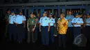 Suasana pelepasan tim evakuasi WNI dari wilayah Yaman di Lapangan Udara Halim Perdana Kusuma, Jakarta, Kamis (2/4/2015). Ada 22 personel TNI dan perwakilan Kemlu yang tergabung dalam satgas ini.  (Liputan6.com/Herman Zakharia)