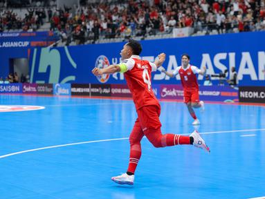 Pemain Timnas Futsal Indonesia, Mochammad Iqbal melakukan selebrasi setelah mencetak gol pembuka ke gawang Korea Selatan dalam laga Grup A Piala Asia Futsal 2026 di Indonesia Arena, Senayan, Jakarta, Selasa (27/01/2026). (Bola.com/Bagaskara Lazuardi)