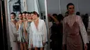 Sejumlah model saat berada di belakang panggung sebelum tampi di peragaan busana Palette pada  New York Fashion Week di Manhattan, New York, Amerika Serikat, (8/9). (REUTERS/Andrew Kelly)