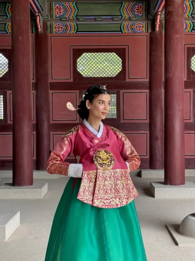 Potret Sabrina Chairunnisa Pakai Hanbok Korea