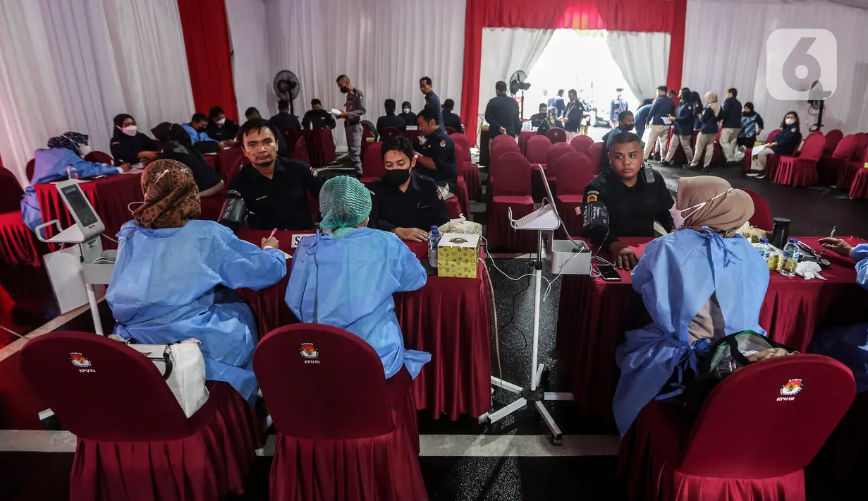 Tenaga kesehatan melakukan pemeriksaan kesehatan kepada pegawai KPU sebelum pemberian vaksinasi COVID-19 keempat atau booster kedua di kantor pusat, Jalan Imam Bonjol, Menteng, Jakarta, Selasa (21/2/2023). Vaksinasi COVID-19 penguat (booster) itu dilakukan sebagai upaya pencegahan penularan, terutama bagi staf atau pegawai KPU yang kesehariannya bersentuhan langsung dengan masyarakat. (Liputan6.com/Johan Tallo)
