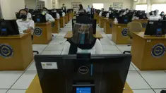 Peserta mengikuti Seleksi Kompetensi Bidang (SKB) Computer Assisted Test (CAT) untuk Calon Pegawai Negeri Sipil (CPNS) Kemenkumham di Gedung Kepegawaian Negara, Jakarta, Rabu (2/9/2020). Pelaksanaan SKB CPNS yang diikuti 829 peserta tersebut menerapkan protokol kesehatan. (merdeka.com/Imam Buhori)