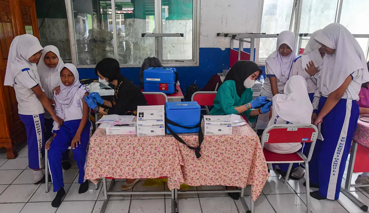 Paramedis Puseksmas Cinere menyuntikkan vaksin imunisasi HPV (Human Papillomavirus) ke murid kelas V sekolah dasar (SD) saat pelaksanaan Bulan Imunisasi Anak Sekolah (BIAS) 2026 di SDN Gandul 1, Depok, Jawa Barat, Kamis, 06 Agustus 2026. (KLY/Arie Basuki).