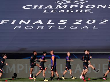 Pemain RB Leipzig saat menjalani latihan jelang laga semifinal Liga Champions 2019/2020 di Da Luz Stadium, Selasa (18/8/2020). RB Leipzig akan menghadapi PSG pada semifinal Liga Champions. (AFP/Manu Fernandez/pool)