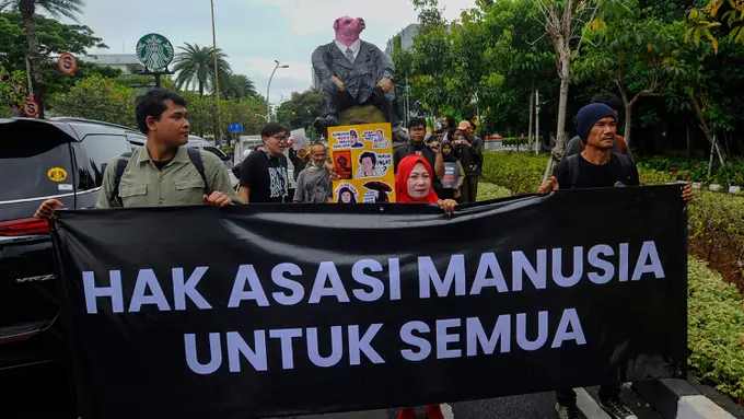 Berjalan Kaki, Massa dari Berbagai Elemen Berunjuk Rasa Peringati Hari HAM Sedunia ke-76