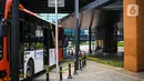 Bus Transjakarta menunggu penumpang di halte integrasi sisi Timur Stasiun Tebet di Jakarta, (15/9/2021). Penataan Stasiun Tebet untuk memberikan kemudahan bagi para pengguna transportasi dalam bertransportasi dan berpindah antarmoda angkutan. (Liputan6.com/Faizal Fanani)