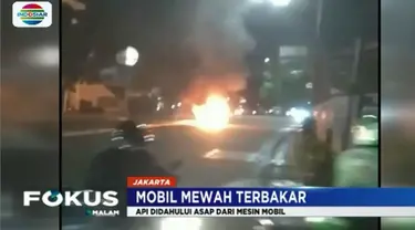 Saat tiba di lampu merah mobil mengeluarkan asap dari bagian mesin, diduga api muncul akibat korsleting arus listrik pada bagian mesin.