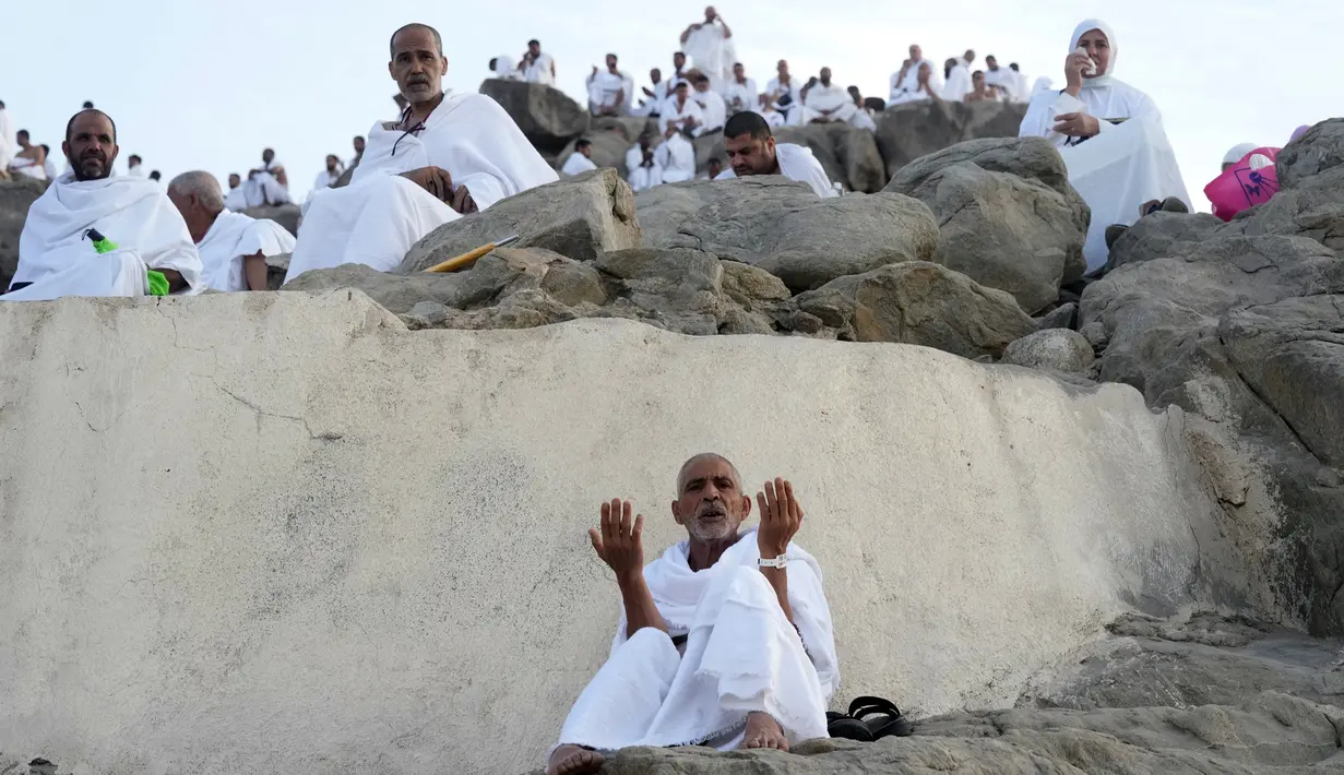 Jemaah haji berdoa di Jabal Rahmah, Padang Arafah, dekat Kota Suci Mekkah, Arab Saudi, 8 Juli 2022. Ada sekitar 92 ribu jemaah haji asal Indonesia. (AP Photo/Amr Nabil)