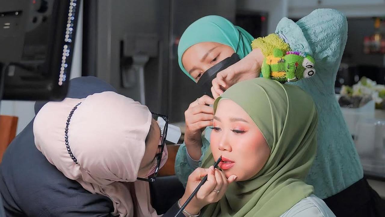 5 Potret Kiky Saputri Tampil Cantik Berhijab Hadiri Acara Kajian, Banjir Pujian