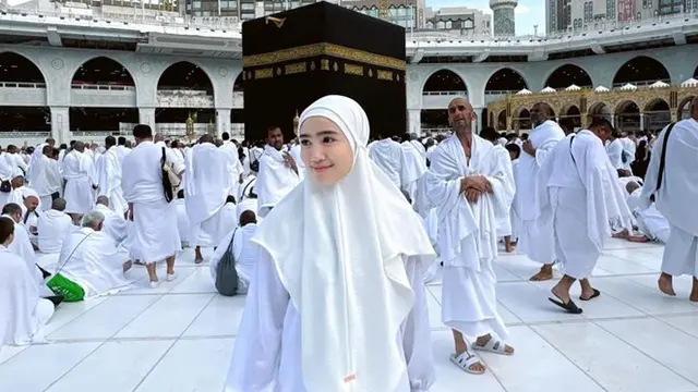 8 Potret Febby Rastanty saat Umroh, Terharu Berhasil Sentuh Ka'bah