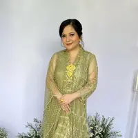 Tasya sendiri tampil mature dengan tunik dress hijau dengan open toe platform nude dan bros emas [@tasyakamila]