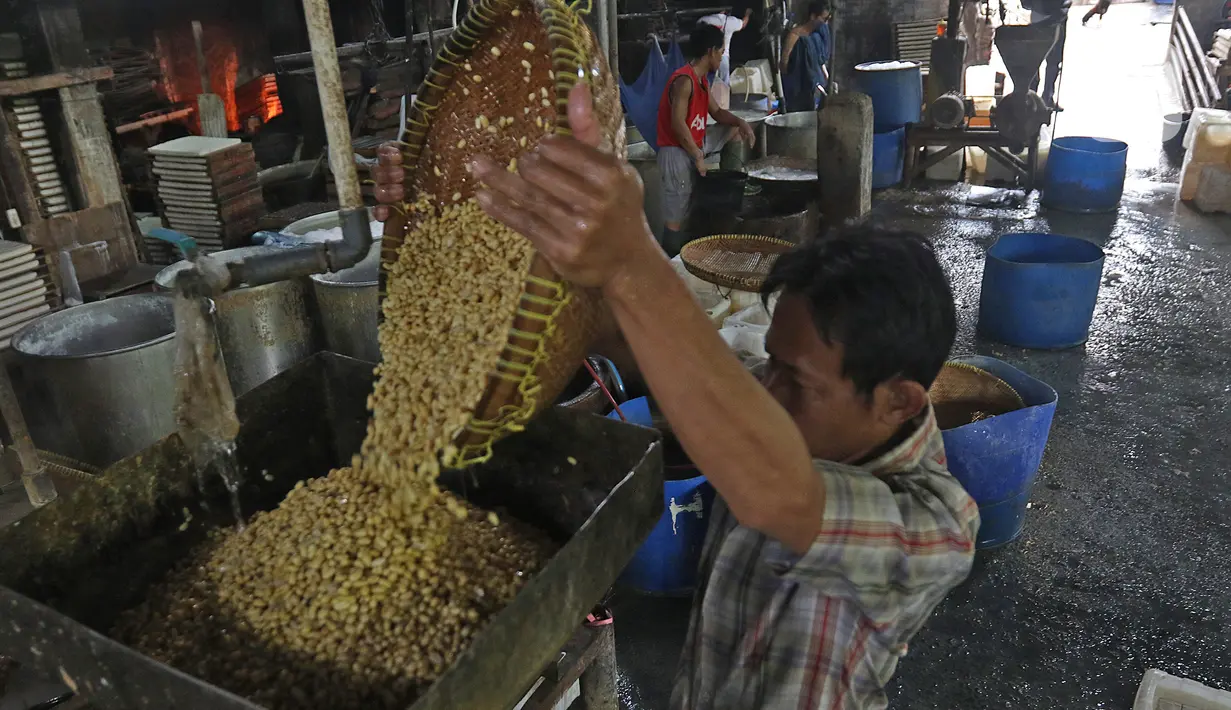 Suasana pembuatan tahu industri rumah di kawasan Jalan Duren Tiga, Jakarta Selatan, Senin (19/10/2020). Pembuatan tahu industri rumah ini menjadi salah satu distributor pengiriman tahu ke sejumlah pasar. (Liputan6.com/Herman Zakharia)