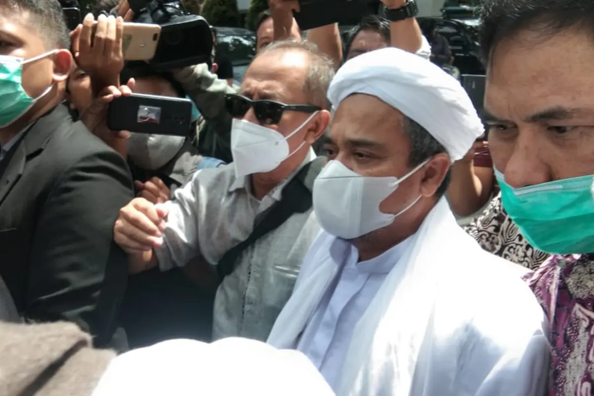 Pimpinan Front Pembela Islam (FPI) Rizieq Shihab tiba di Polda Metro Jaya, Sabtu (12/12/2020). Kedatangannya untuk memenuhi panggilan penyidik atas kasus dugaan pelanggaran protokol kesehatan.