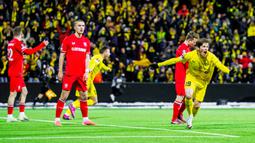 Diwarnai gol bunuh diri bek Timnas Indonesia, Mees Hilgers, FC Twente tersingkir dari Liga Europa kalah dengan agregat 4-6. (Fredrik Varfjell/NTB Scanpix via AP)