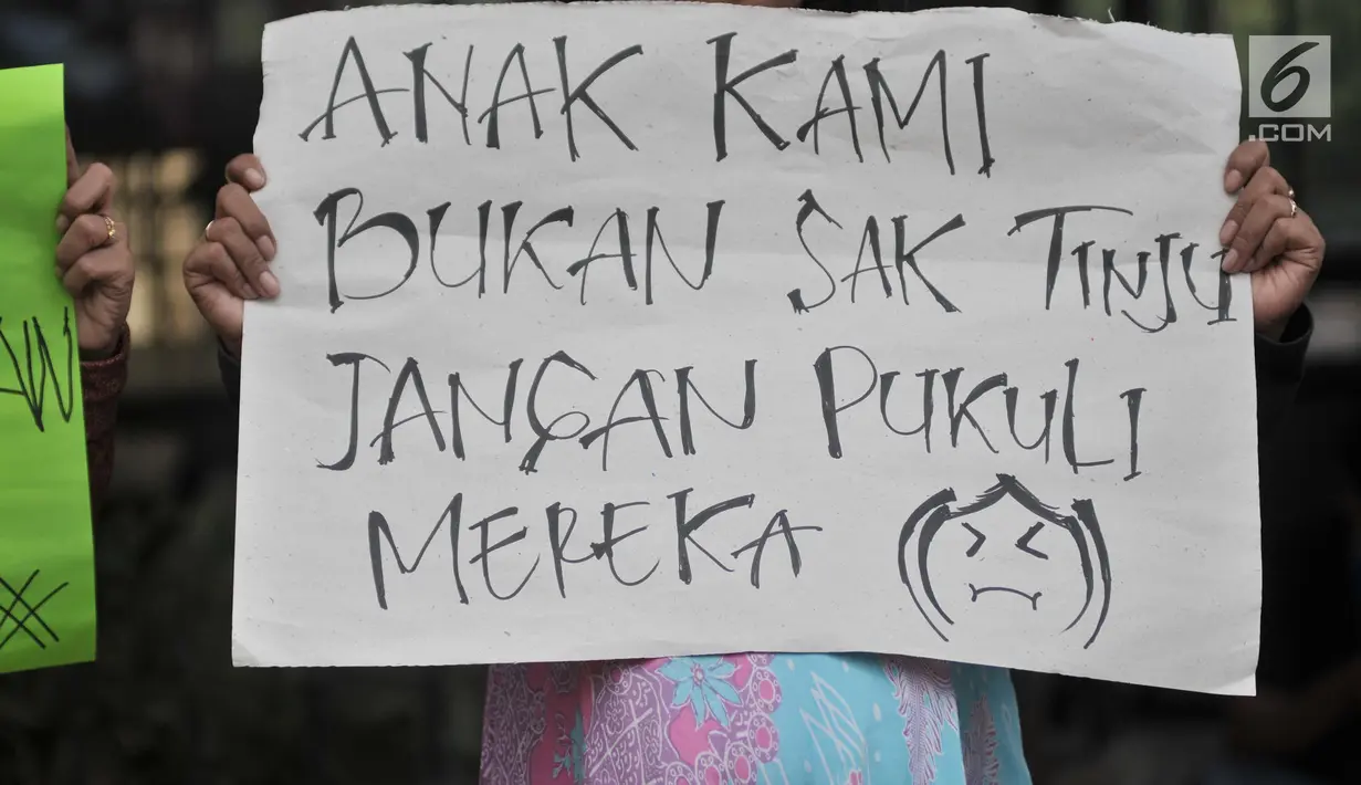 Kaum ibu yang tergabung dalam Emak-Emak Indonesia membentangkan poster saat menggelar aksi di depan Gedung Polda Metro Jaya, Jakarta, Minggu (29/9/2019). Mereka mengecam tindakan represif aparat terhadap mahasiswa dan pelajar dalam demonstrasi 23-25 September 2019. (merdeka.com/Iqbal S. Nugroho)