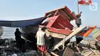 Pekerja menyelesaikan proses perbaikan kapal nelayan di pesisir Marunda, Jakarta, Selasa (22/10/2019). Jasa perbaikan kapal nelayan merupakan salah satu mata pencaharian utama warga pesisir Marunda selain mencari ikan di laut. (merdeka.com/Iqbal Nugroho)