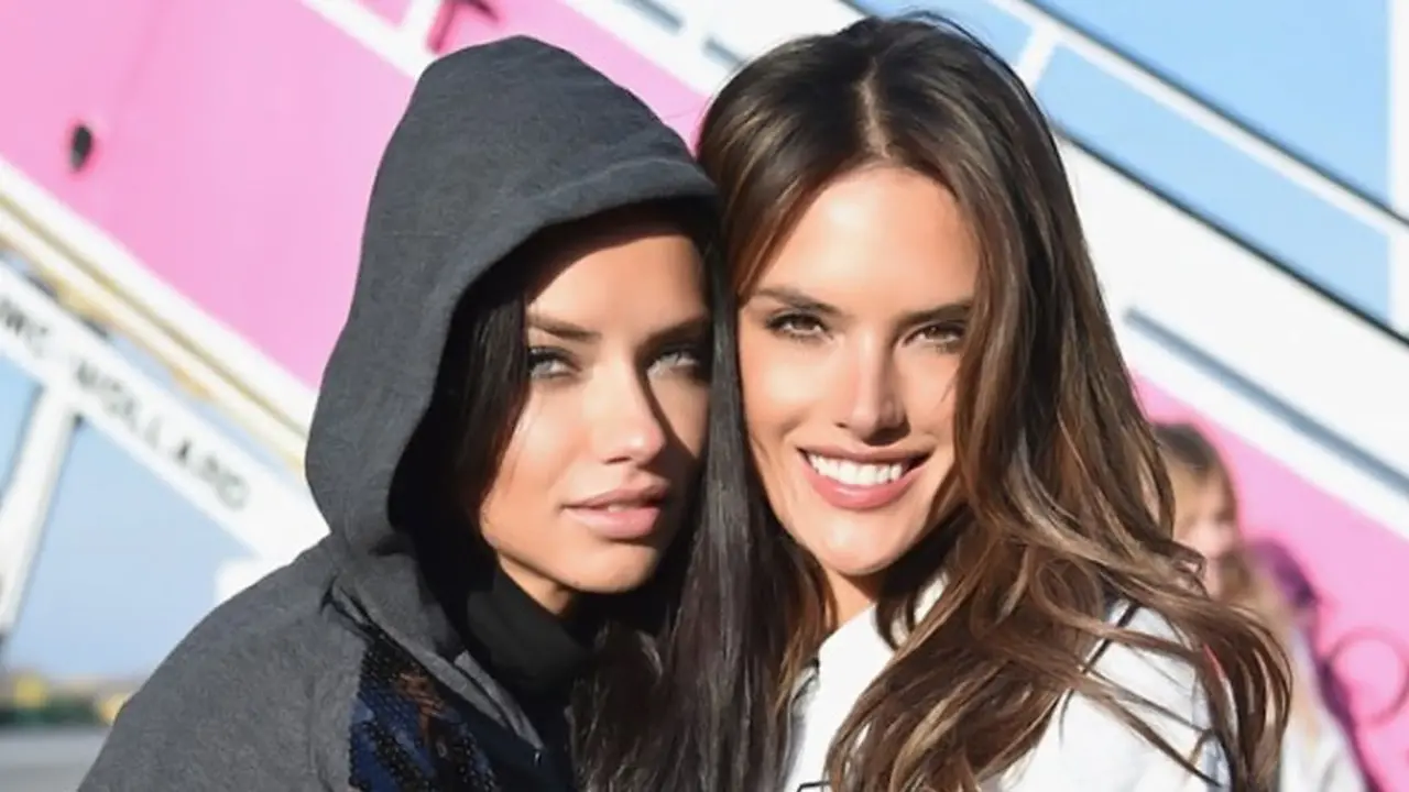 Behati Prisloo dan Adriana Lima bermain rugby