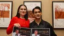 Penyanyi asal Inggris, Jessie J bersama Afgan berpose sambil menunjukkan poster konser David Foster bertajuk 'Hitman Returns David Foster & Friends Live In Indonesia', Jakarta, Senin (3/6/2024). (Liputan6.com/Angga Yuniar)