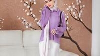 Warna ungu juga cocok digunakan dalam berbagai suasana, baik untuk acara formal, santai, bahkan ibadah. Tekstur bahan, panjang atasan, hingga detail potongan sangat berperan dalam membentuk tampilan yang tetap Islami namun tidak ketinggalan zaman. (Pinterest)