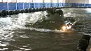 Tank bermanuver didalam air, Tank ini mampu melintasi danau dan sungai atau daratan. Didalamnya juga dilengkapi oleh senjata dan alat komunikasi yang canggih. (englishrussia.com/E.Golovach)