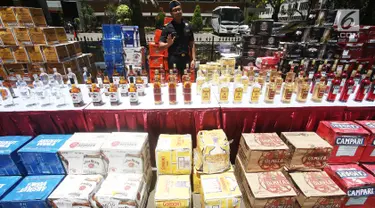 Ribuan botol minuman keras bukti kasus penyelundupan ditampilkan di Polda Metro Jaya, Jakarta, Senin (18/9). Polda Metro jaya bekerja sama dengan Bea dan Cukai menyita lima peti kemas minuman keras (Miras) berbagai merek. (Liputan6.com/Immanuel Antonius)