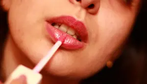 Nostalgia Makeup 90-an, Frosted Lips Hadir dengan Sentuhan Modern