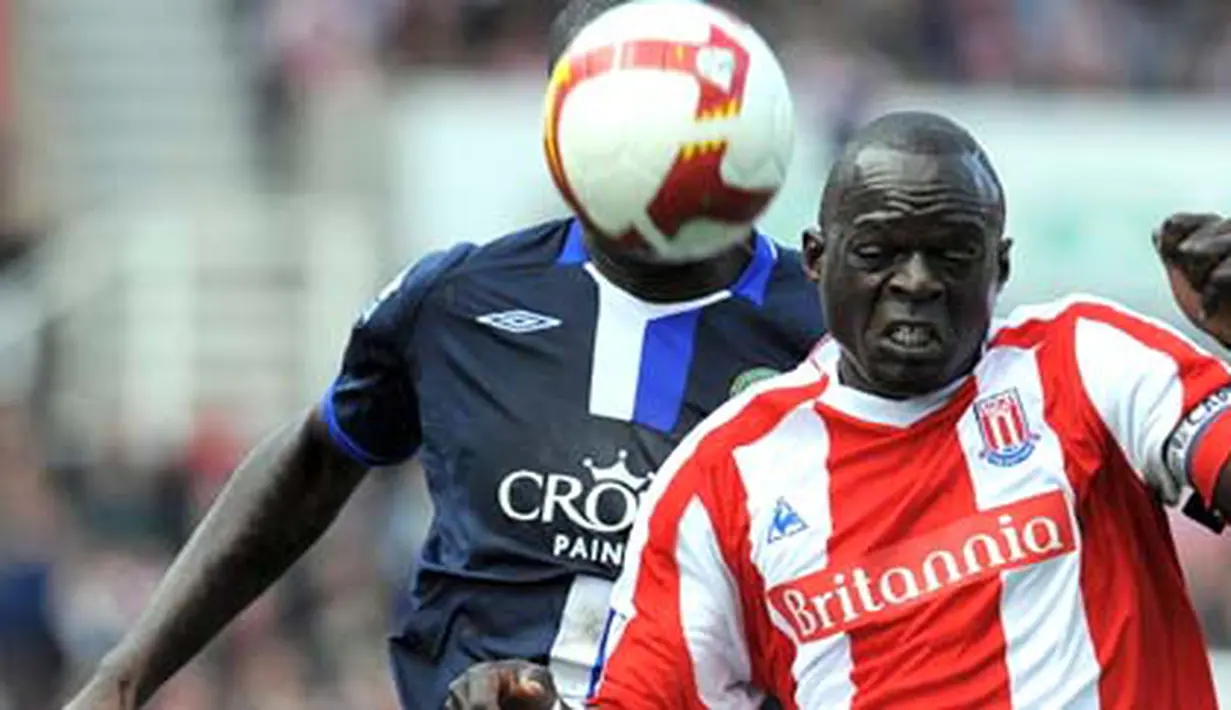Stoke City's Senegalese midfielder Abdoulaye Diagne-Faye clears from Blackburn Rovers' Congolese defender Christopher Samba during the EPL football match at the Britannia Stadium on April 18, 2009. AFP PHOTO/ANDREW YATES