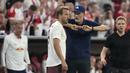 Pelatih Bayern Munchen, Thomas Tuchel (kanan) memberikan arahan kepada pemainnya, Harry Kane saat masuk mengganrikan Mathys Tel pada laga Piala Super Jerman 2023 melawan RB Leipzig di Allianz Arena, Munchen, Jerman, Minggu (13/08/2023) dini hari WIB. (AP Photo/Matthias Schrader)