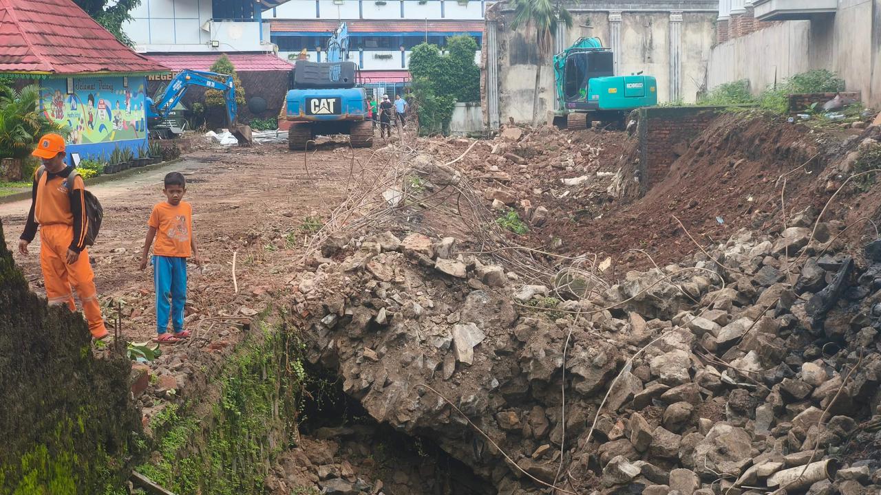 Tembok SMPN 182 Jakarta Roboh