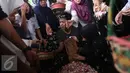 Keluarga dan kerabat menaburkan bunga di atas pusara almarhum ayah Ariel NOAH, Nazmul Irphan bin Muhammad Saleh, Bandung, Selasa (29/3/2016). Almarhum dimakamkan di TPU Nagrog di kawasan Ujung Berung (Liputan6.com/Herman Zakharia)
