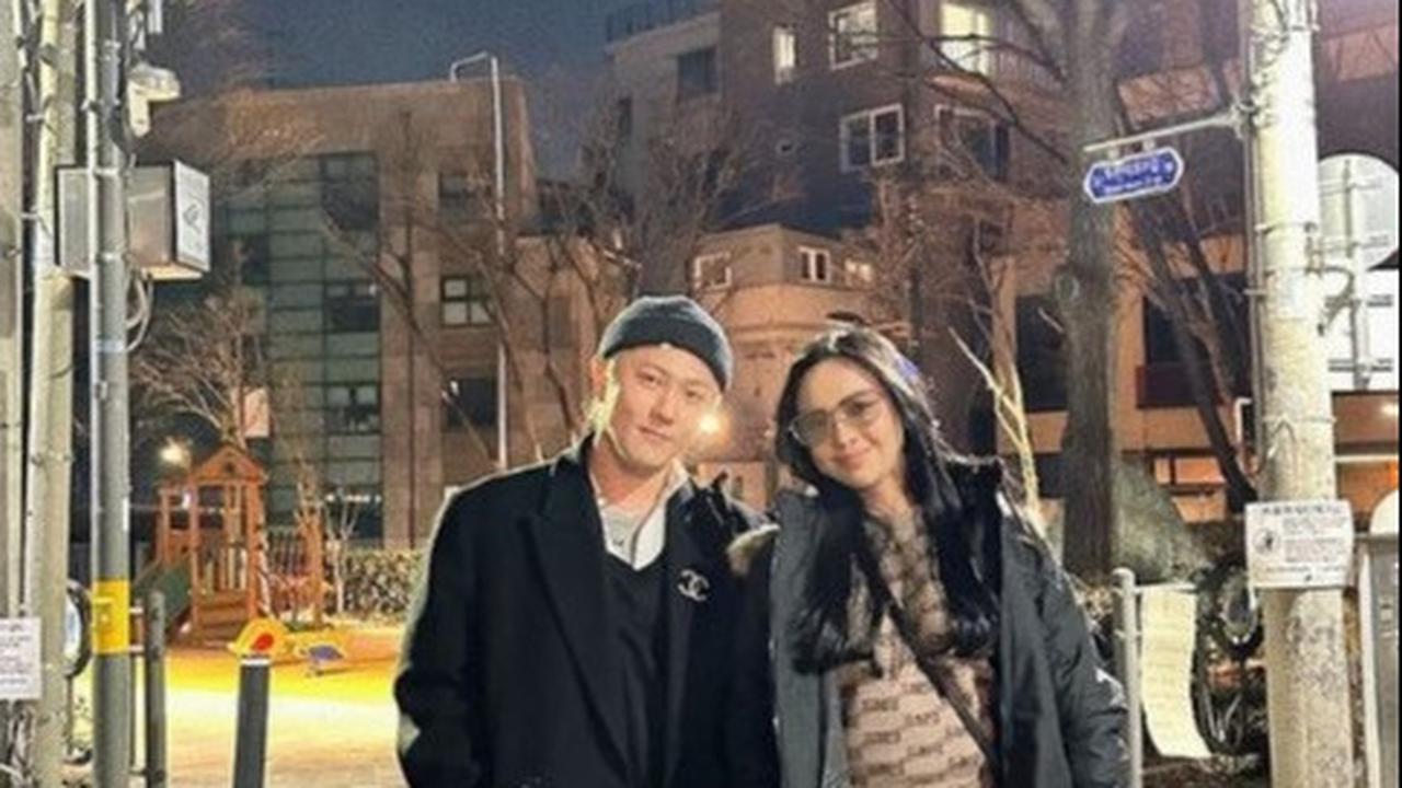 Momen paling viral dari liburan Lyodra di Korea adalah saat dirinya bertemu dengan DK iKon. Keduanya kompak menggunakan<i> long coat</i> saat berjalan-jalan di jalanan Korea.