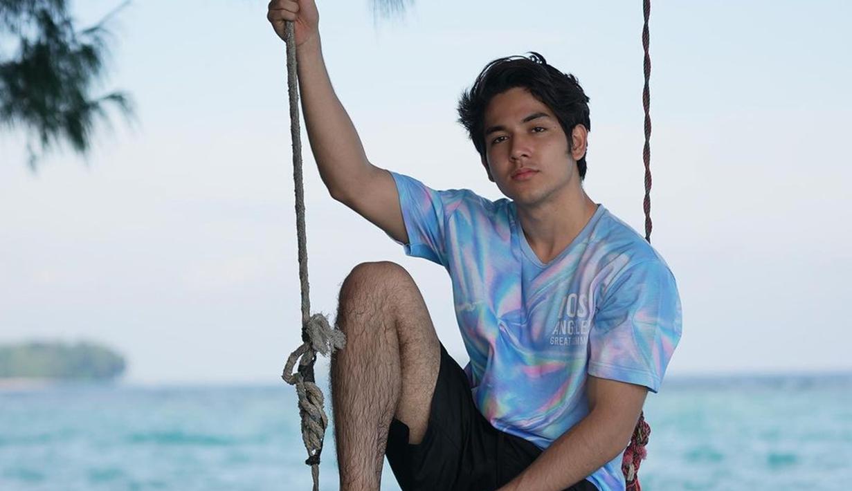 Berperan sebagai Asta, banyak yang menantikan akting Fadi Alaydrus di web series My Nerd Girl 2. Sebelum bintangi web series My Nerd Girl 2, aktor kelahiran 5 April 1996 ini pernah bintangi web series Teluk Alaska bareng Syifa Hadju. Menilik dari kolom komentar unggahannya, sepertinya aktor berusia 27 tahun ini akan punya banyak scene bareng Sandrinna Michelle. (Liputan6.com/IG/@fadialaydrus)