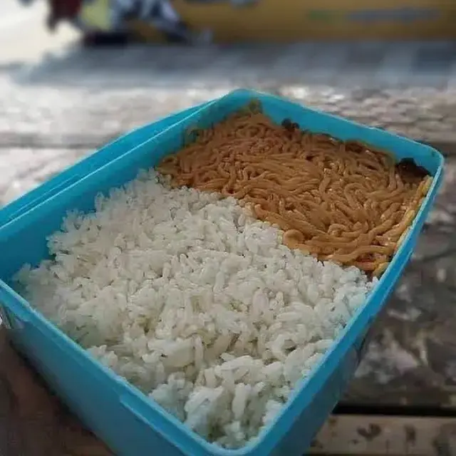 6 Potret 'Nasi Kotak' Ini Bikin Tepuk Jidat, Sesuai dengan Definisi Sebenarnya