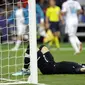 Momen kiper Liverpool, Loris Karius, setelah melakukan blunder ketika bersua Real Madrid pada laga final Liga Champions. (AP/Sergei Grits)