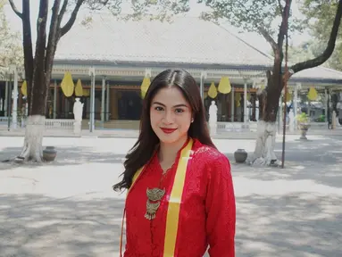 Mengenakan kebaya merah, Hana Saraswati mengaku selalu tertarik belajar sejarah. Pemain serial horor “Ular Tangga Dara(h)” ini parasnya dipuji bak putri Solo. (Lipuatn6.com/IG/@hanahaho)