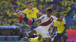 Gelandang Peru Renato Tapia berebut bola dengan gelandang Kolombia Matheus Uribe pada lanjutan fase grup kualifikasi Piala Dunia 2022 zona Amerika Selatan, di Estadio Metropolitano Roberto Meléndez, Sabtu (29/1/2022) dini hari WIB. Peru menang 1-0. (AP Photo/Fernando Vergara)